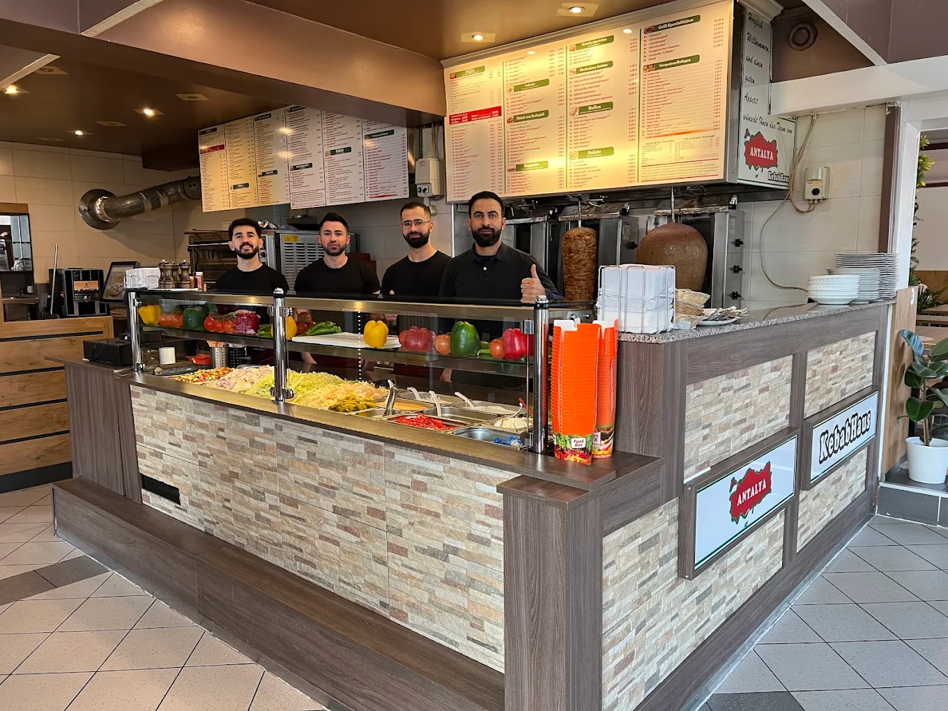 Das Team von Antalya Kebab Haus hinter der Theke